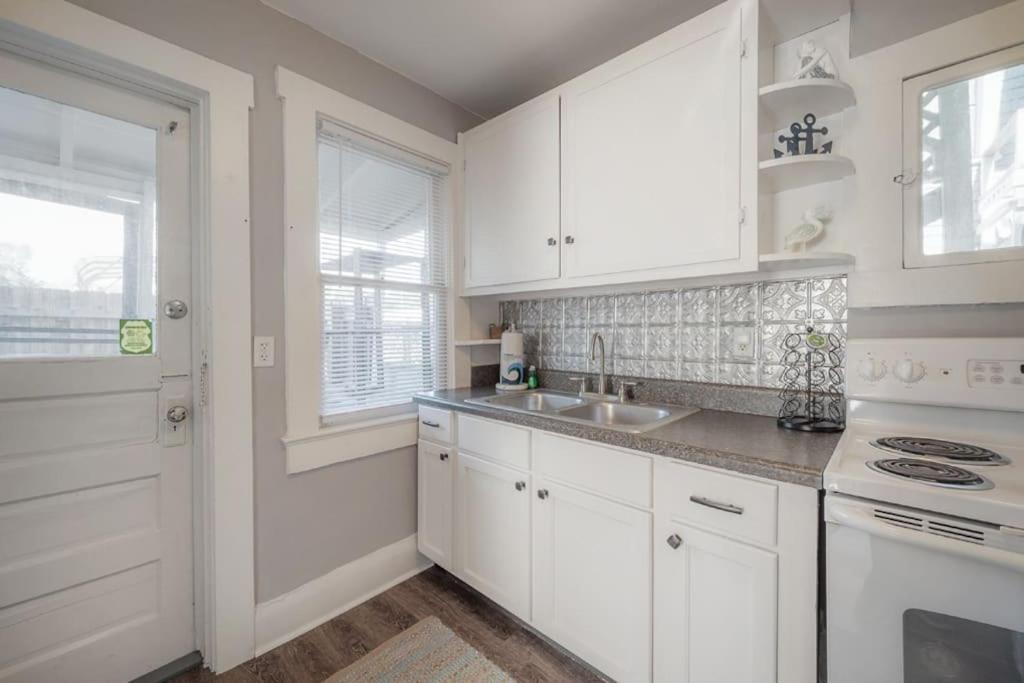 Serene Beachy Bungalow With Large Screened Porch! Tampa Ngoại thất bức ảnh